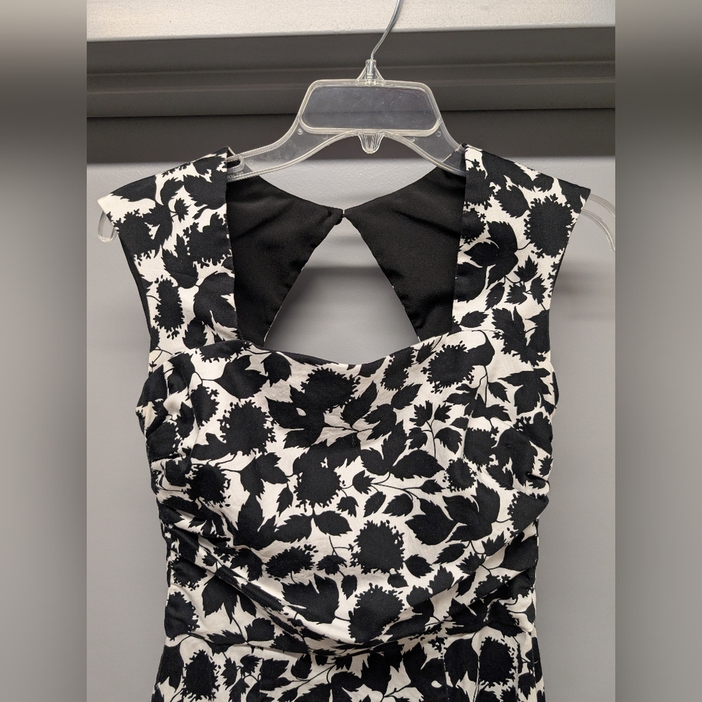Elegant Black and White Floral Dress - Picture 2 of 4